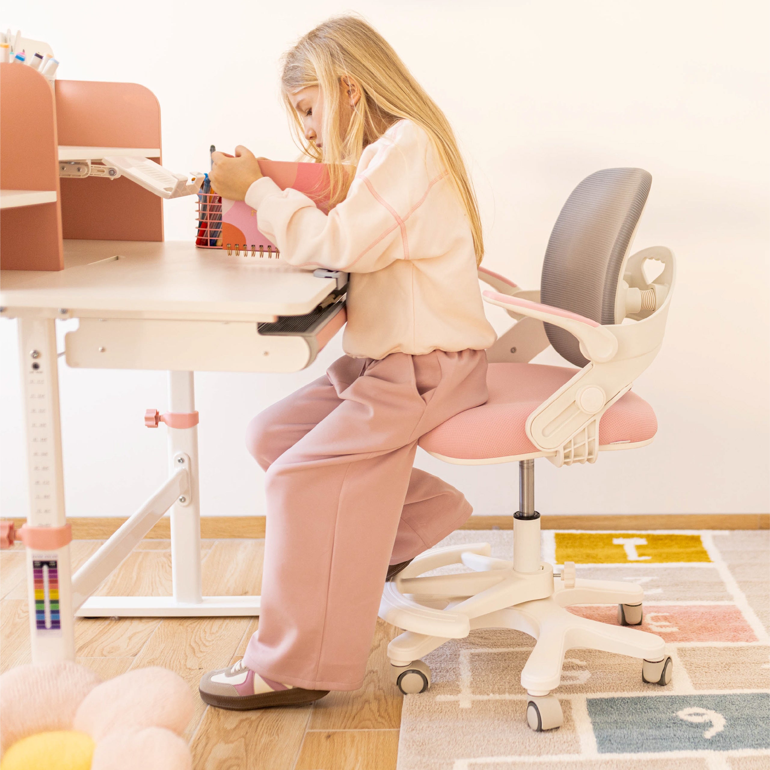 Poltrona da scrivania per bambini Mark Adler Junior 4.3 Rosa-grigio