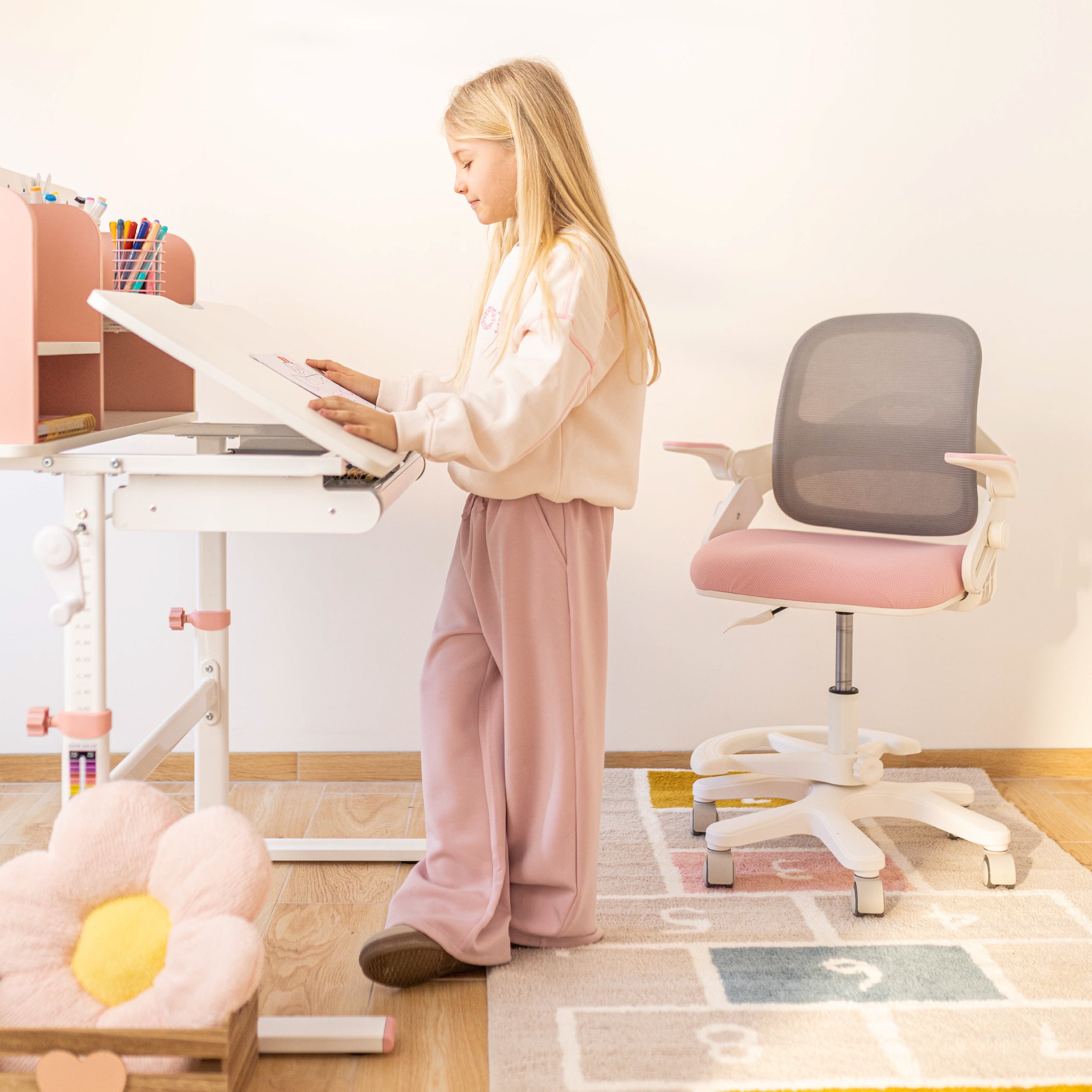 Scrivania ergonomica per bambini Mark Adler Study 5.0 Pink 90 cm