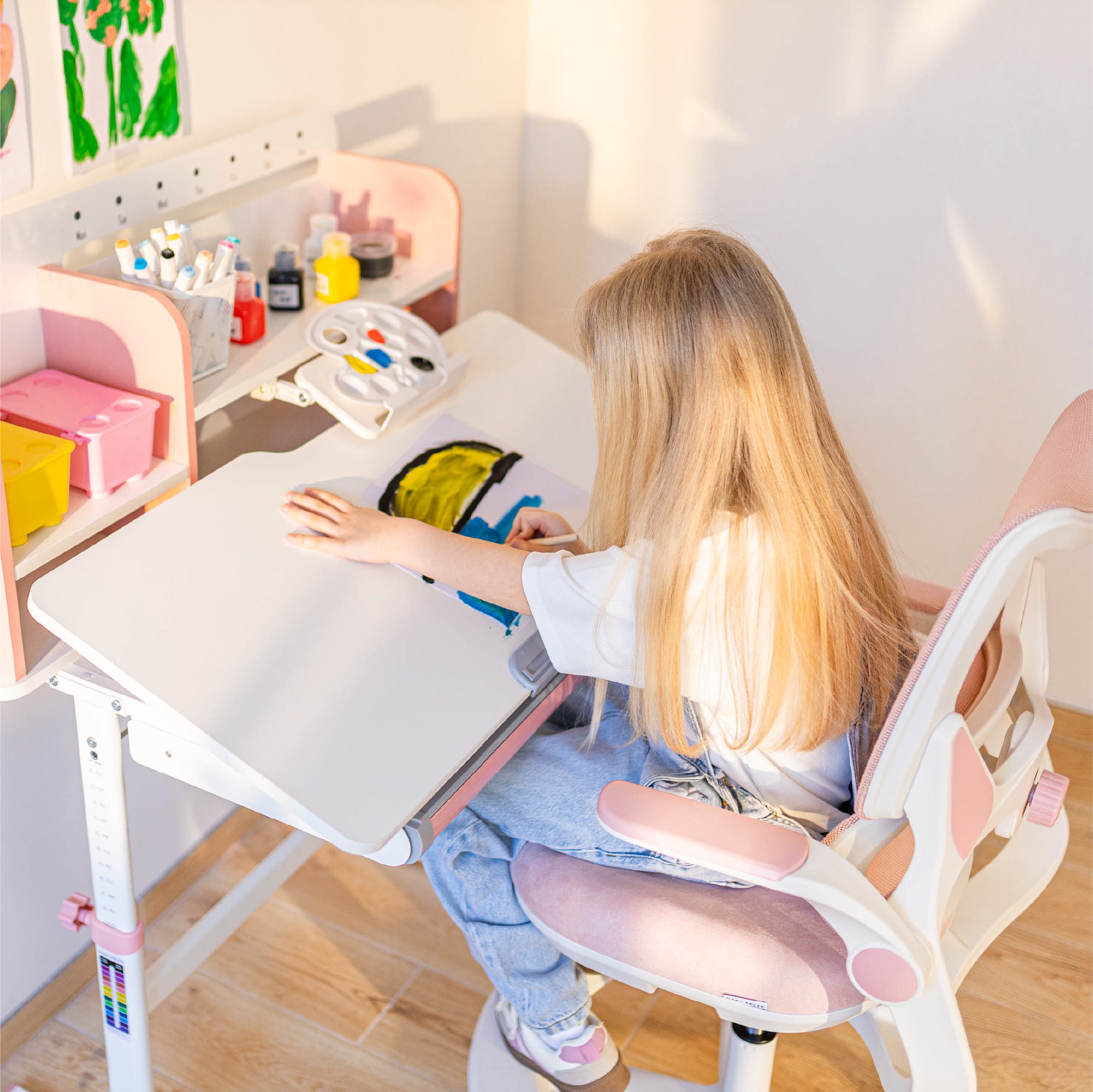 Scrivania ergonomica per bambini Mark Adler Study 5.0 Pink 90 cm