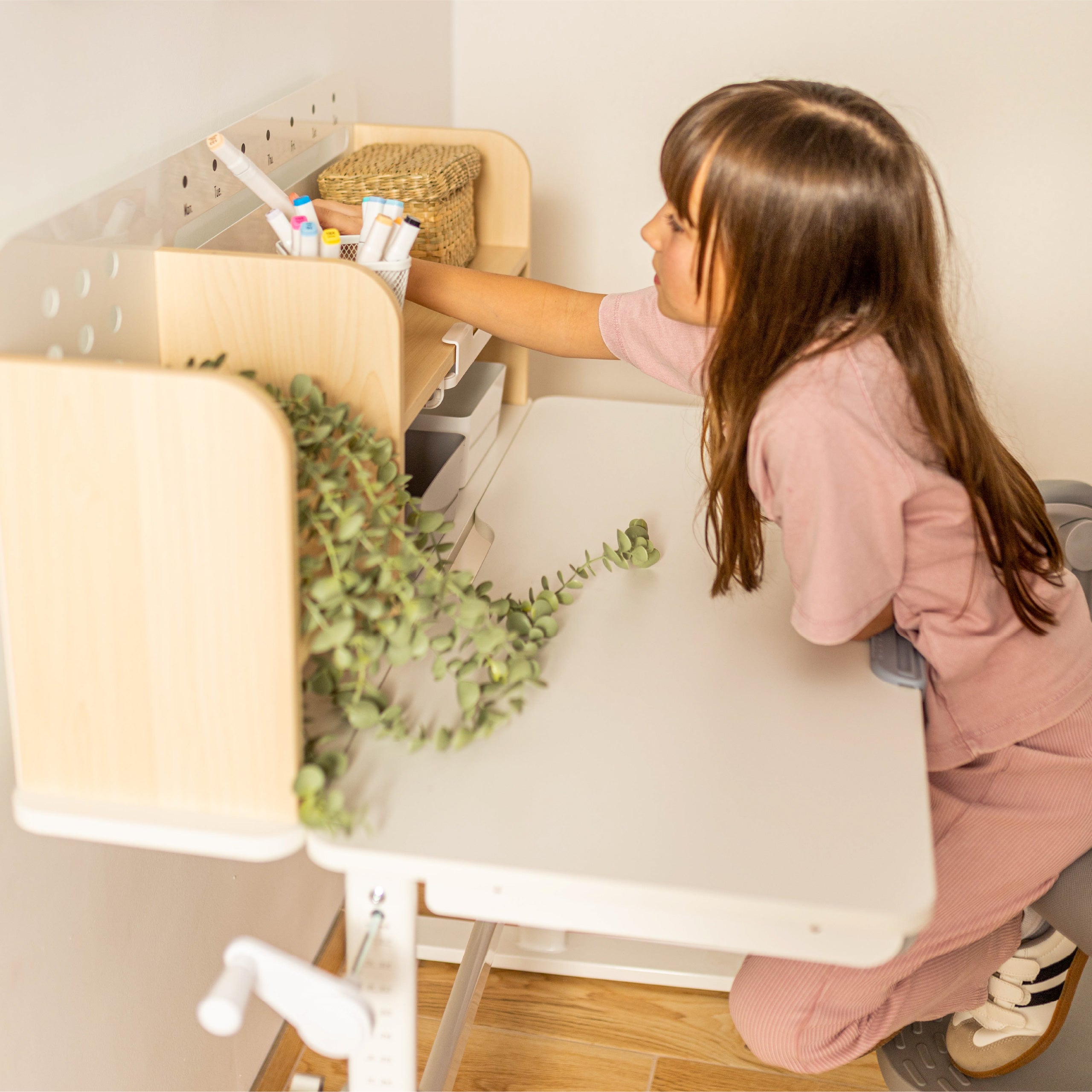 Scrivania ergonomica per bambini Mark Adler Study 5.0 Wood 90 cm